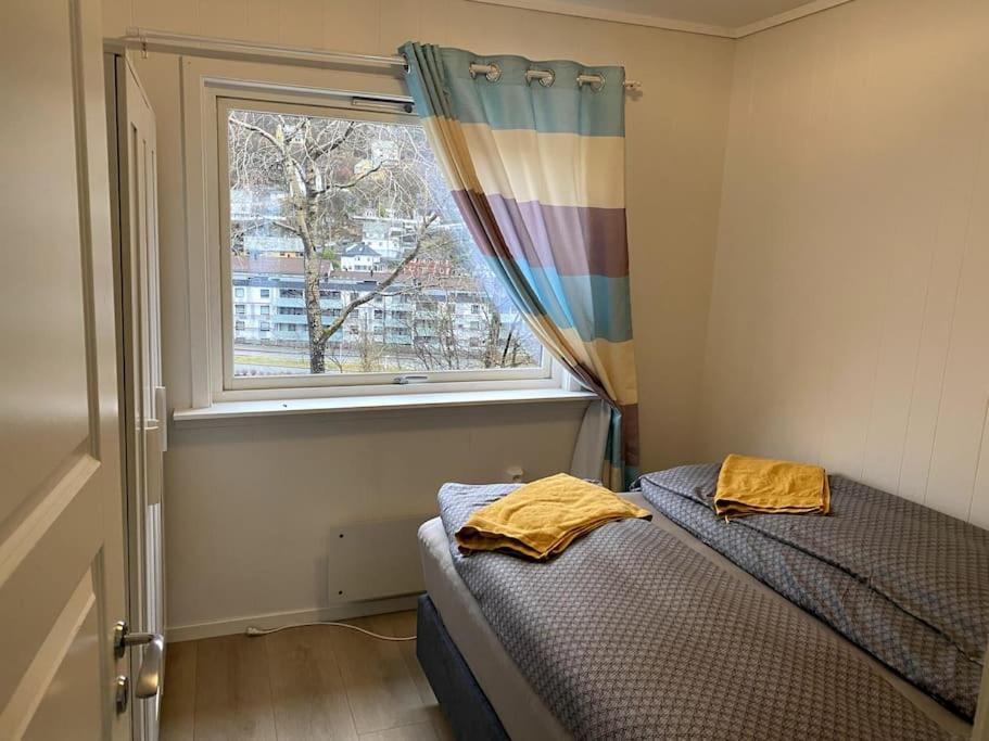 Lovely 2 Bedroom Apartmen With Free Parking Берген Экстерьер фото