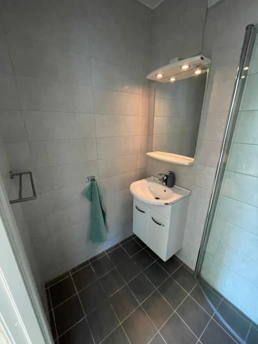 Lovely 2 Bedroom Apartmen With Free Parking Берген Экстерьер фото