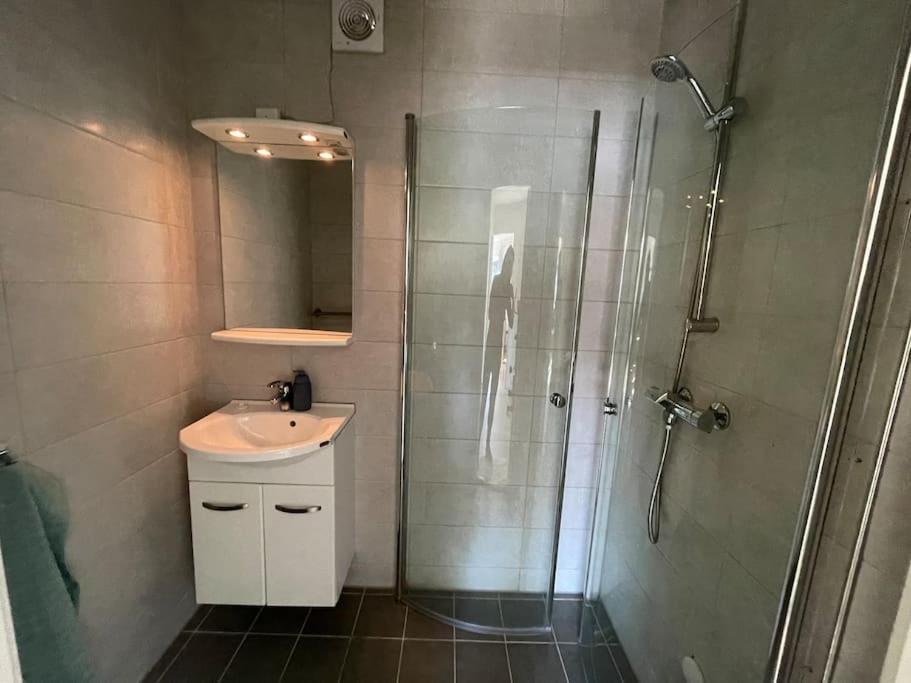 Lovely 2 Bedroom Apartmen With Free Parking Берген Экстерьер фото